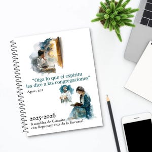 Puede incluir: Un cuaderno con espiral y cubierta blanca con ilustraciones y texto en español. El texto incluye "Oiga lo que el espíritu les dice a las congregaciones" y "2025-2026 Asamblea de Circuito". Un lápiz, un smartphone y una pequeña planta también son visibles.