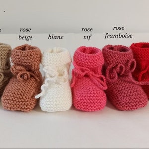 Chaussons bébé tricotés main, laine bébé, taille naissance à 3 mois, blanc, beige, jaune, orange, rose barbie, bleu clair, bleu , violet image 2