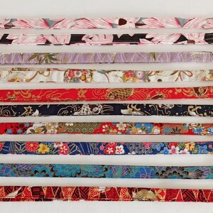 Peut inclure: Dix lanières en tissu à motifs différents avec des fermoirs argentés. Les lanières sont numérotées de 1 à 10.