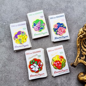 Set di etichette per profumi francesi con fiori d'epoca