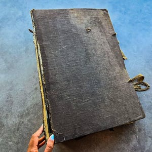 ZELDZAAM antiek Frans boek met stofstalen uit 1922