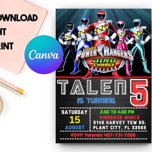 Puede incluir: Una invitación a una fiesta de cumpleaños de Power Rangers Dino Charge con un fondo de pizarra negra. La invitación presenta un grupo de personajes de Power Rangers, el texto "TALEN 5 IS TURNING" y los detalles de la fiesta, incluida la fecha, la hora y la ubicación.
