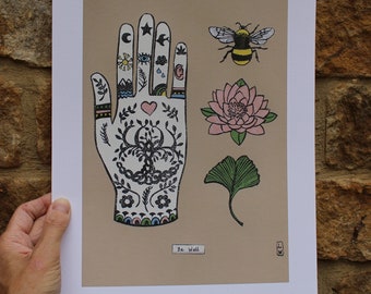 Könnte beinhalten: Ein beiger Druck mit einer in Schwarz gezeichneten Hand mit bunten Details, einer Biene, einer Blume und einem Blatt. Der Text "Be Well" befindet sich am unteren Rand des Drucks.