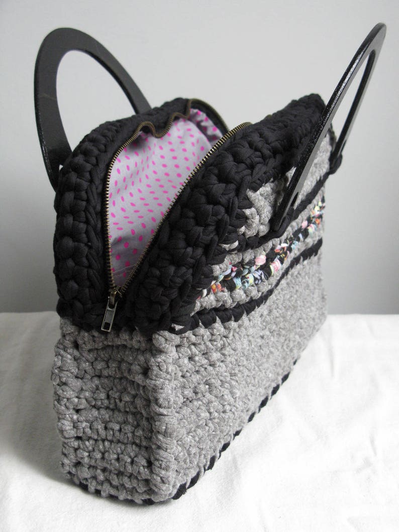 Grey crochet handbag wooden handles image 2