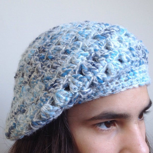 Béret féminin bleu crocheté laine