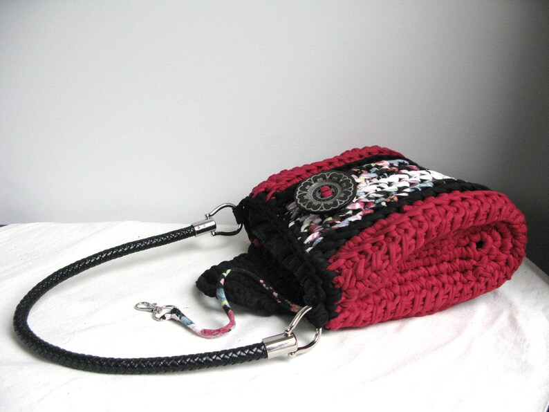 Sac bandoulière au crochet rouge et imprimé floral image 3