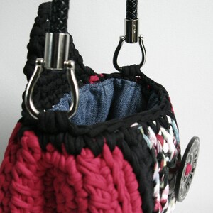 Sac bandoulière au crochet rouge et imprimé floral image 5