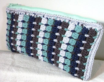 Pochette multicolore pailletée réalisée au crochet