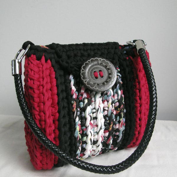 Sac bandoulière au crochet rouge et imprimé floral