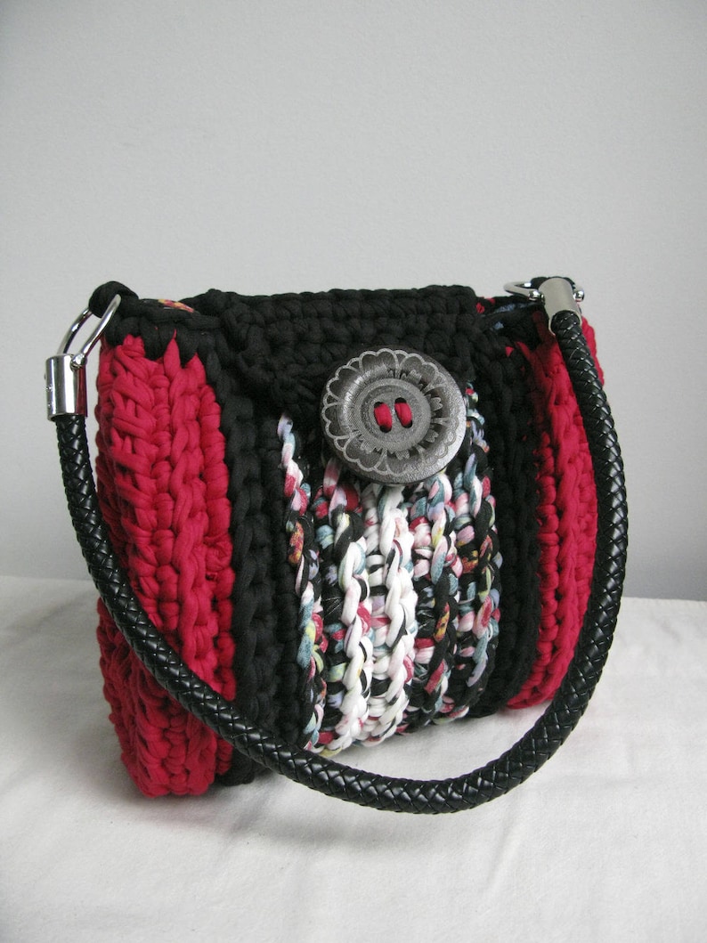 Sac bandoulière au crochet rouge et imprimé floral image 1