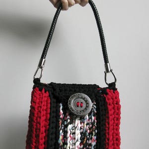 Sac bandoulière au crochet rouge et imprimé floral image 2