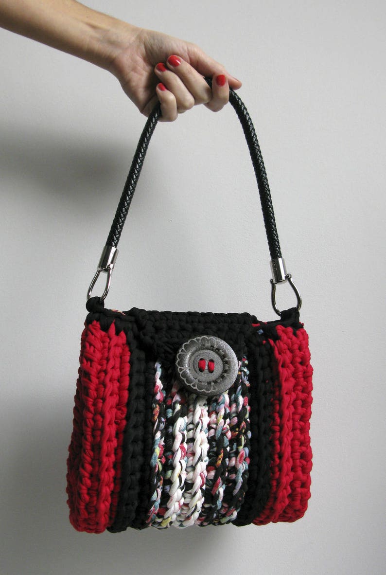 Sac bandoulière au crochet rouge et imprimé floral image 2