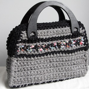 Grey crochet handbag wooden handles image 1