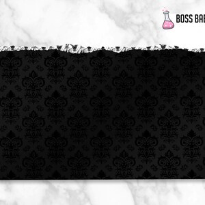 Puede incluir: Fondo de patr&oacute;n damasco en blanco y negro. El patr&oacute;n es un dise&ntilde;o repetitivo de flores y hojas estilizadas.
