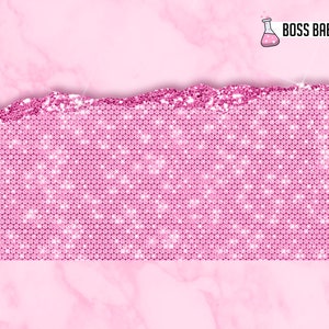 Pu&ograve; includere: Sfondo glitter rosa con un bordo ondulato. Il glitter &egrave; disposto in un motivo ripetitivo di piccoli cerchi. Il testo "BOSS BABE DIGITAL LAB" &egrave; nell'angolo in alto a destra dell'immagine.