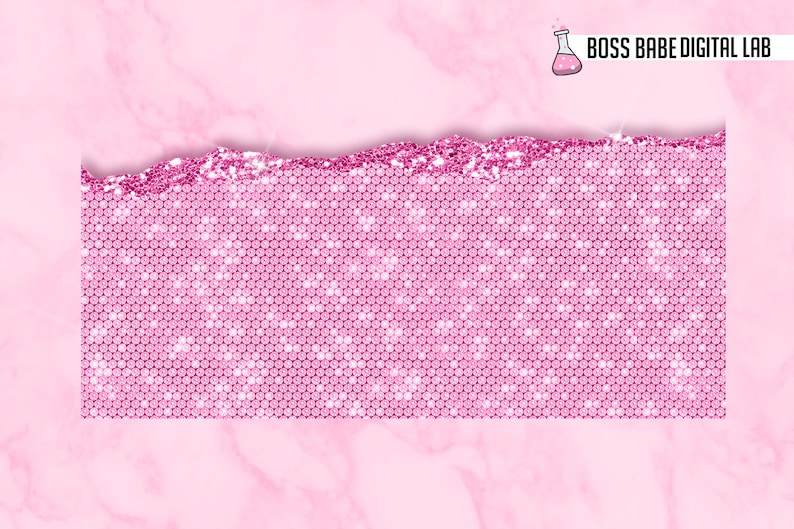 Pu&ograve; includere: Sfondo glitter rosa con un bordo ondulato. Il glitter &egrave; disposto in un motivo ripetitivo di piccoli cerchi. Il testo "BOSS BABE DIGITAL LAB" &egrave; nell'angolo in alto a destra dell'immagine.