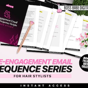 Op de afbeelding: Een verzameling documenten getiteld "Re-engagement Email Sequence Series for Hair Stylists" met een roze en zwarte gradiënt. Een roségouden pen met een roze edelsteen ligt op de documenten. De tekst "Boss Babe Digital Lab" staat bovenaan.
