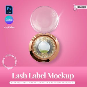 Könnte beinhalten: Ein goldfarbener Wimpernbox-Mockup mit einem transparenten Deckel. Die Box hat ein Glitzerdesign und einen schwarzen Wimpernstreifen im Inneren. Der Text "Lash Label Mockup" befindet sich unter der Box.