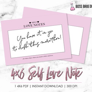 Può includere: Nota di auto-amore stampabile rosa di 4x6 pollici con il testo "You have it in you to crush this marathon!" e le parole "Self Love Note" in glitter rosa.