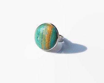 Bague ronde ajustable, vert d"eau beige doré, cabochon pâte polymère, fait main, pièce unique, métal argenté