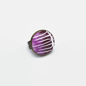 Bague ronde cabochon, ajustable, violet prune blanc, cabochon fait main, pâte polymère, FIMO, originale, rayure graphique, support bronze image 1