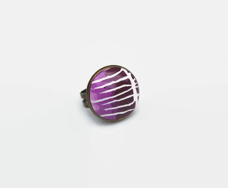 Bague ronde cabochon, ajustable, violet prune blanc, cabochon fait main, pâte polymère, FIMO, originale, rayure graphique, support bronze image 1