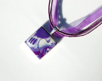 Collier pendentif carré, pendentif cabochon polymère fait main, violet pourpre nacré, collier organza, pièce unique, métal argenté