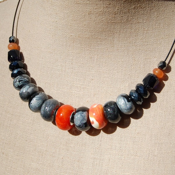 Collier boules, pâte polymère, orange noir gris, pièce unique, original, collier FIMO, jade teintée, facettes verre tchèque