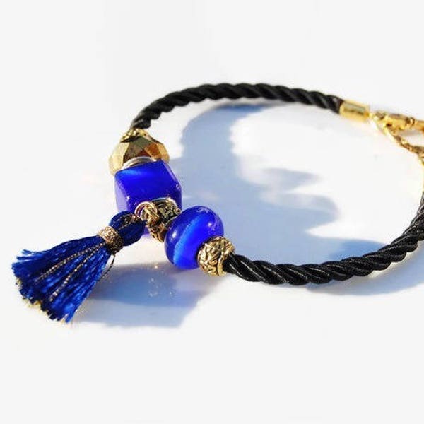Bracelet chic bleu royal or, bracelet bleu cobalt doré, lumineux, élégant, perles oeil de chat, facettes cordon noir