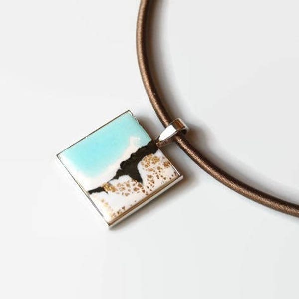 Pendentif carré, cabochon pâte polymère, bleu ciel blanc bronze, pièce unique, graphique, cordon soie, métal couleur argent