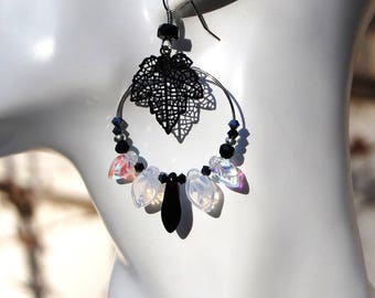 Boucles d'oreilles créoles, noires, blanc opale, gipsy, teinte hiver, feuille filigrane, chic, élégantes, cristal Swarovski, verre tchèque