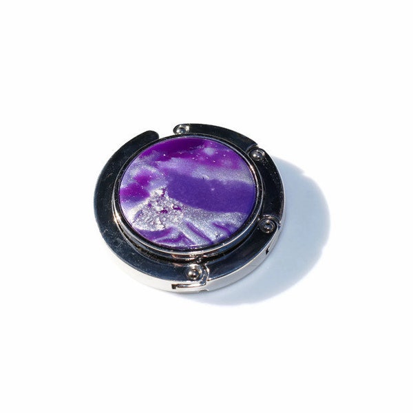 Accroche sac, accessoire sac à main, cabochon pâte polymère, cabochon violet argenté, support métal argenté, pièce unique