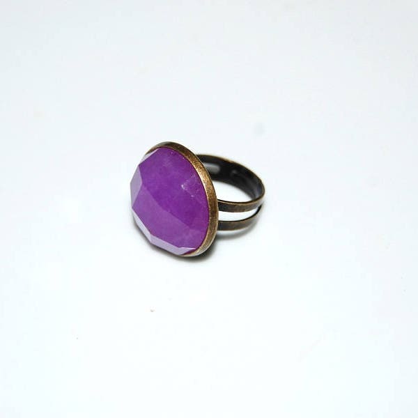 Bague ronde cabochon jade, bague ajustable rose mauve, bague pierre semi précieuse, cabochon pierre gemme, facettes, métal bronze