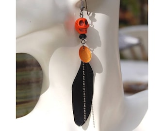 Longues boucles d'oreilles, Halloween, noires orange, style gothique, élégantes, plume naturelle, skull howlite, goutte nacre