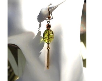 Boucles d'oreilles "bonbon", vert kaki viel or, couleur automne, originales, raffinées, verre tchèque, breloque batonnet