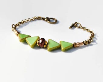 Bracelet graphique, vert jade bronze doré, géométrique, fluide, triangle verre tchèque, nature, teintes douces, chaîne rolo laiton