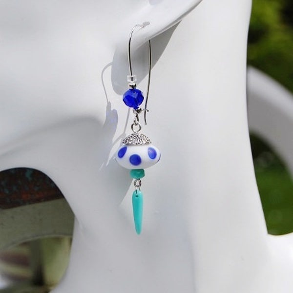 Boucles d'oreilles dormeuses, boucles d'oreilles bleu turquoise cobalt, perle soucoupe à pois, dague verre tchèque, métal couleur argent