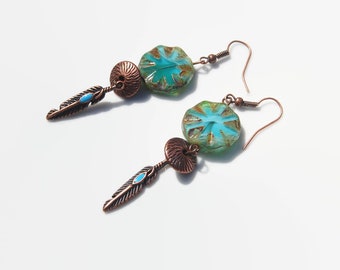 Boucles d'oreilles bleu turquoise cuivre, printemps été, verre tchèque, perles métal cuivré, plumes métal, lumineuses, originales