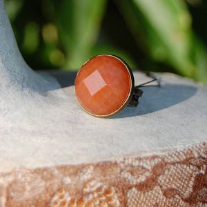 Bague ronde cabochon jade, bague ajustable orange abricot, bague pierre semi précieuse, cabochon pierre gemme, support bronze image 1