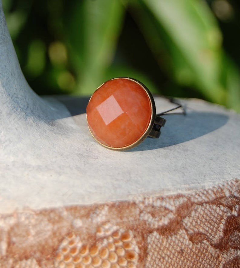 Bague ronde cabochon jade, bague ajustable orange abricot, bague pierre semi précieuse, cabochon pierre gemme, support bronze image 1