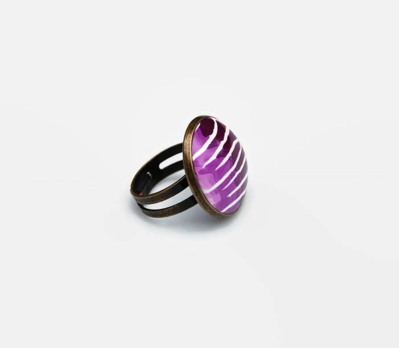 Ring cabochon, adjustable, plum purple round white cabochon handmade polymer clay, FIMO, original, graphic stripe, bronze image 2