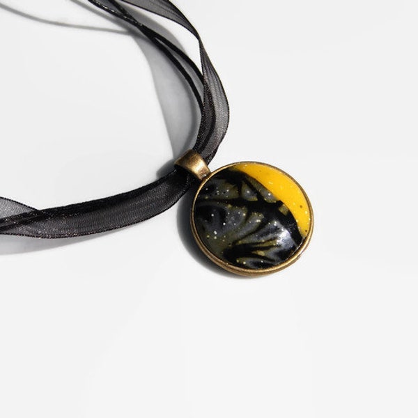 Collier pendentif rond, noir jaune moutarde,cabochon pâte polymère fait main, FIMO , pièce unique, graphique, collier organza noir, original