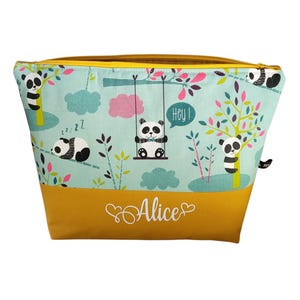 Peut inclure: Une trousse de maquillage rectangulaire avec un fond bleu clair représentant des pandas, des arbres et des nuages. La partie inférieure est jaune moutarde, avec le nom "Alice" en écriture blanche. La trousse a une fermeture éclair jaune.