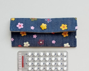 Étui pilules fleuri,