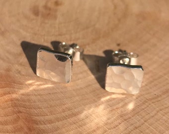 Vierkante zilveren oorknopjes gehamerd sterling zilver alledaagse posten oorbellen sierlijke minimalistische oorbellen minimaal ontwerp handgemaakte sierlijke studs