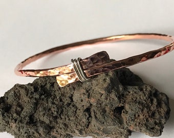 Skinny copper bangle with sterling silver knot Hammered copper bangle 7th Anniversary gift Cuivre bracelet
