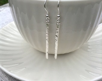 Pendientes minimalistas, pendientes de plata, pendientes de gota, pendientes martillados, pendientes colgantes, regalo para ella, pendientes cotidianos, pendientes de gota larga