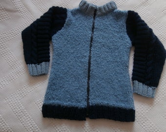 Veste Gilet 6 ans en grosse laine tricotée à la main fermée par une fermeture à glissière à grosses mailles