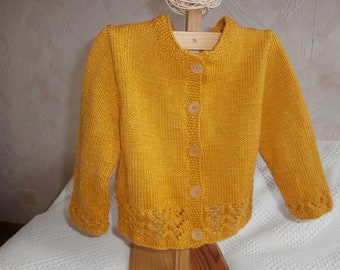 Gilet laine 12 à 18 mois tricoté main de couleur "moutarde"