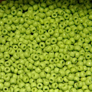 20 gr perles de rocaille verre 2 mm  vert anis -env.800 perles -  ROC69